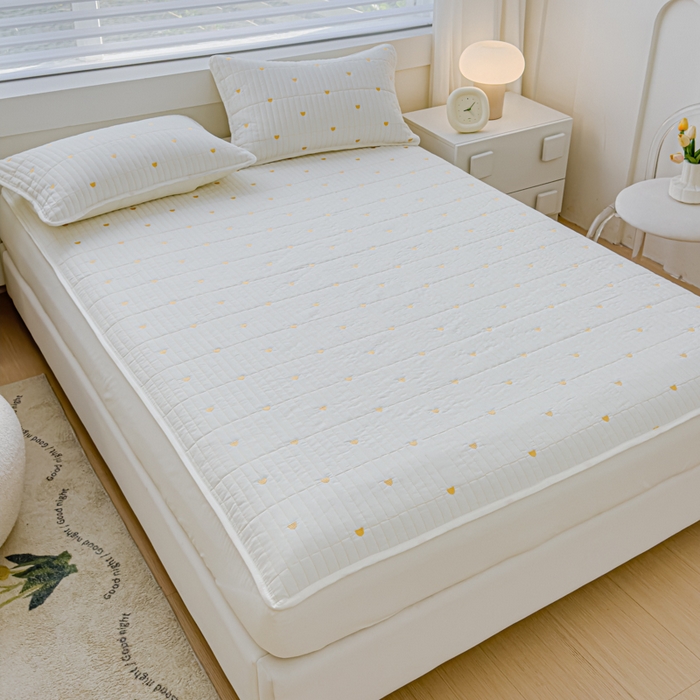 91家纺网 家纺一手货源 找家纺 金丝鸟家纺 2024新款2024新款A类磨毛大豆防水夹棉床笠-小熊 小熊 白色