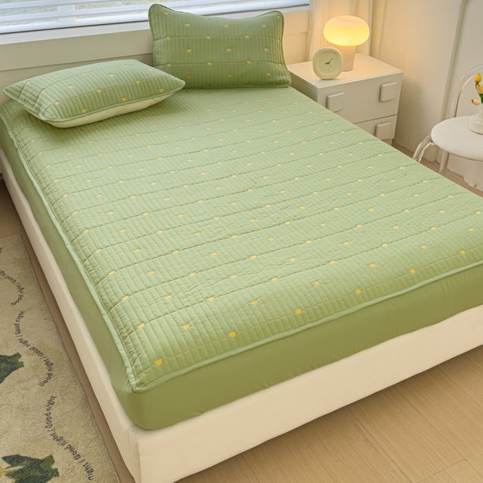 91家纺网 家纺一手货源 找家纺 金丝鸟家纺 2024新款2024新款A类磨毛大豆防水夹棉床笠-小熊 小熊 绿色