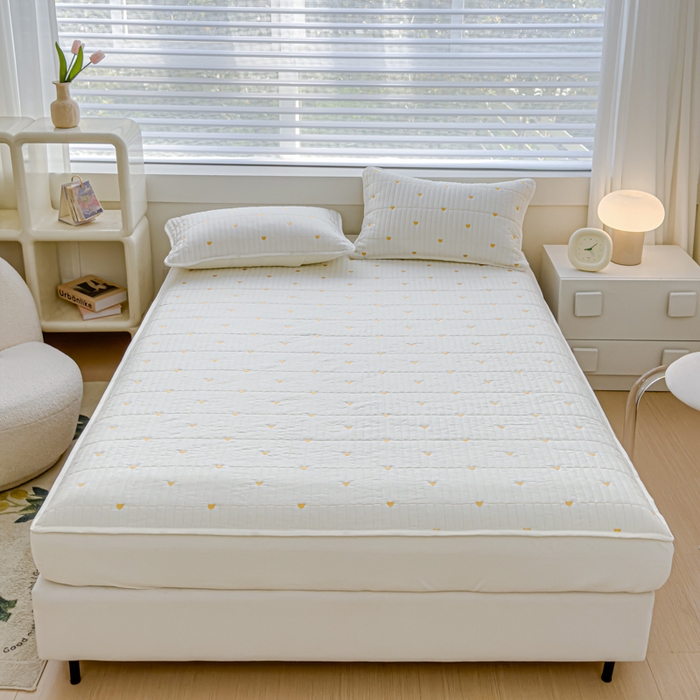 91家纺网 家纺一手货源 找家纺 金丝鸟家纺 2024新款2024新款A类磨毛大豆防水夹棉床笠-小熊 小熊 白色