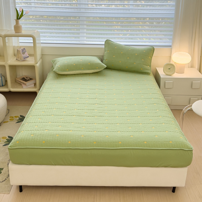 91家纺网 家纺一手货源 找家纺 金丝鸟家纺 2024新款2024新款A类磨毛大豆防水夹棉床笠-小熊 小熊 绿色