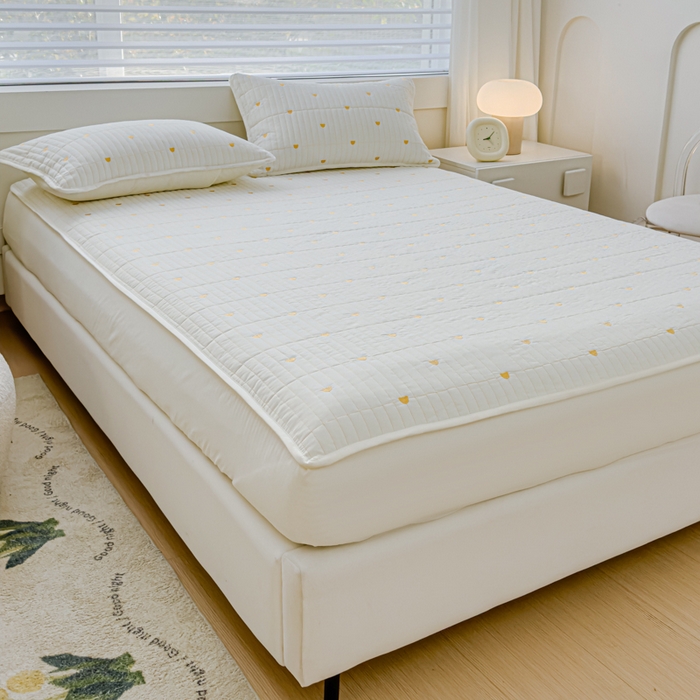 91家纺网 家纺一手货源 找家纺 金丝鸟家纺 2024新款2024新款A类磨毛大豆防水夹棉床笠-小熊 小熊 白色