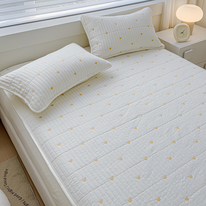 91家纺网 家纺一手货源 找家纺 金丝鸟家纺 2024新款2024新款A类磨毛大豆防水夹棉床笠-小熊 小熊 白色