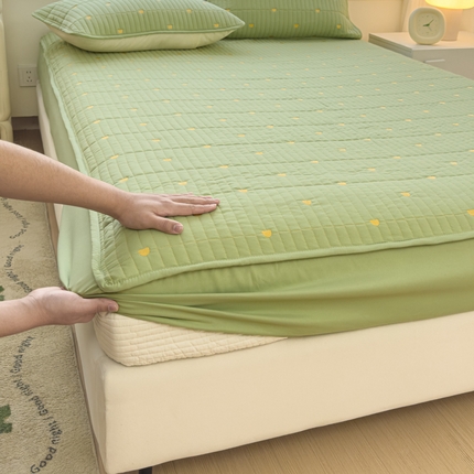 91家纺网 家纺一手货源 找家纺 金丝鸟家纺 2024新款2024新款A类磨毛大豆防水夹棉床笠-小熊 小熊 绿色