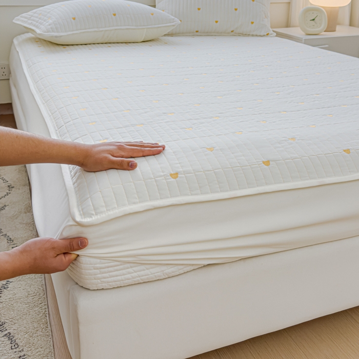 91家纺网 家纺一手货源 找家纺 金丝鸟家纺 2024新款2024新款A类磨毛大豆防水夹棉床笠-小熊 小熊 白色