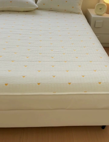 91家纺网 家纺一手货源 找家纺 金丝鸟家纺 2024新款2024新款A类磨毛大豆防水夹棉床笠-小熊 小熊 白色