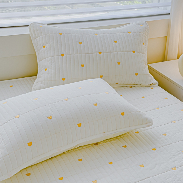 91家纺网 家纺一手货源 找家纺 金丝鸟家纺 2024新款2024新款A类磨毛大豆防水夹棉床笠-小熊 小熊 白色