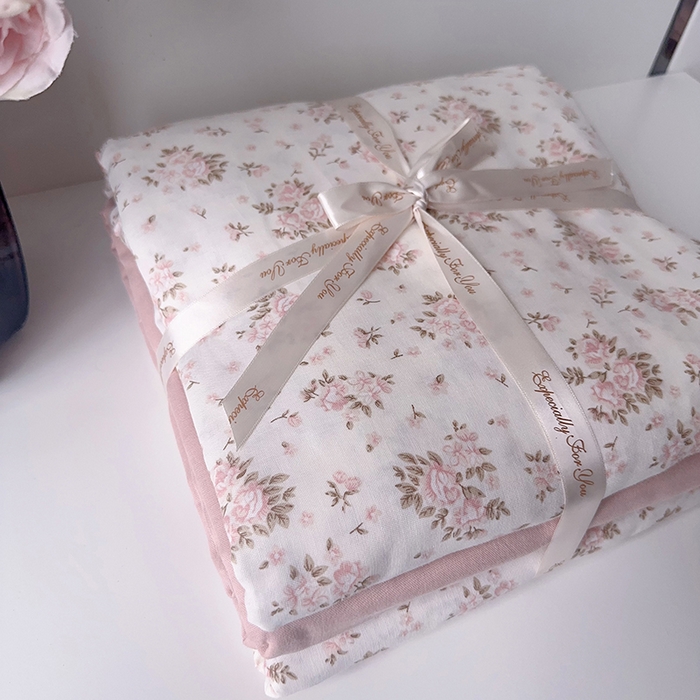 91家纺网 家纺一手货源 找家纺 麦伦家居 2024春夏新品全棉有氧双层纱印花系列四件套（叠拍图）粉黛