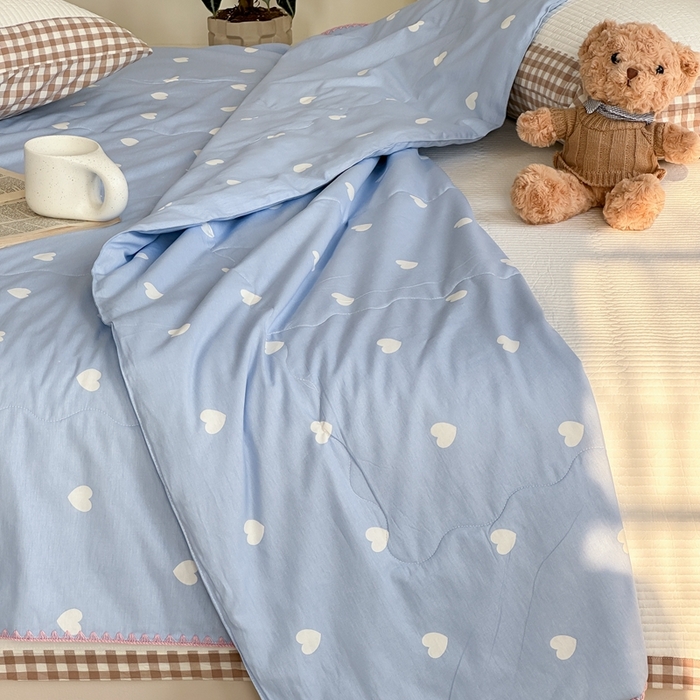 91家纺网 家纺一手货源 找家纺 洋铭区 2024新款贝壳边全棉印花夏被 蓝色小心心