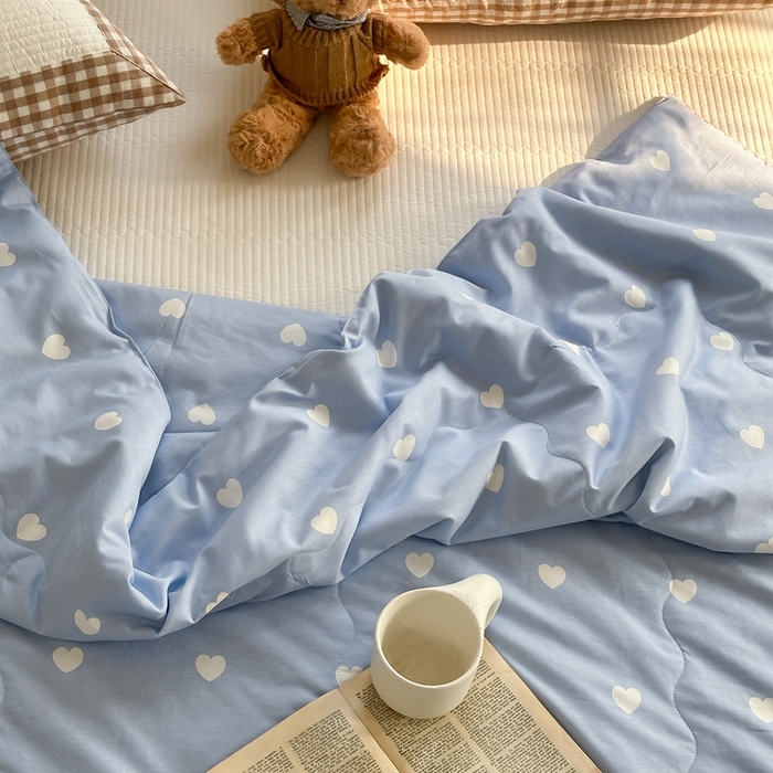 91家纺网 家纺一手货源 找家纺 洋铭区 2024新款贝壳边全棉印花夏被 蓝色小心心