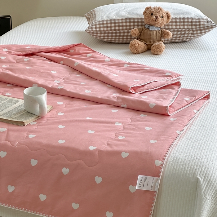 91家纺网 家纺一手货源 找家纺 洋铭区 2024新款贝壳边全棉印花夏被 粉色小心心