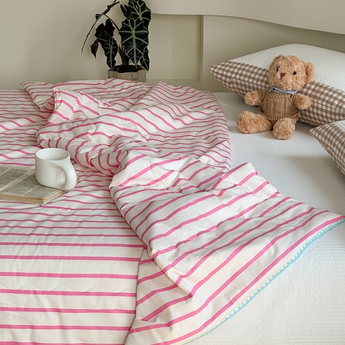 91家纺网 家纺一手货源 找家纺 洋铭区 2024新款贝壳边全棉印花夏被 玫红小条