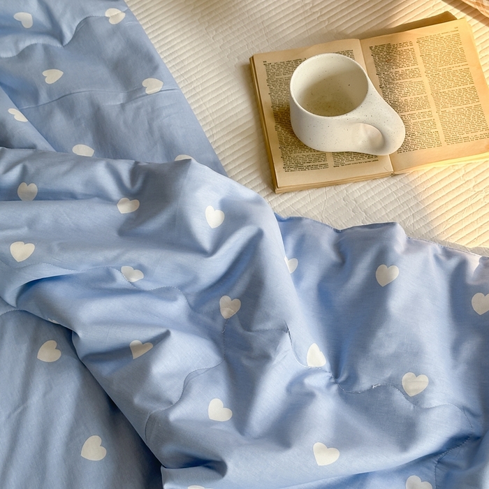 91家纺网 家纺一手货源 找家纺 洋铭区 2024新款贝壳边全棉印花夏被 蓝色小心心