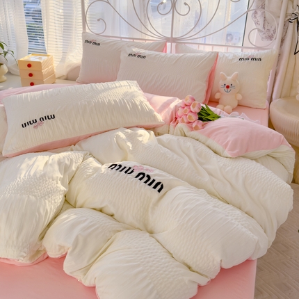 91家纺网 家纺一手货源 找家纺 （总）灰鲸 2025新款泡泡纱系列miumin四叶草刺绣四件套