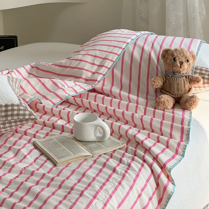 91家纺网 家纺一手货源 找家纺 洋铭区 2024新款贝壳边全棉印花夏被 玫红小条