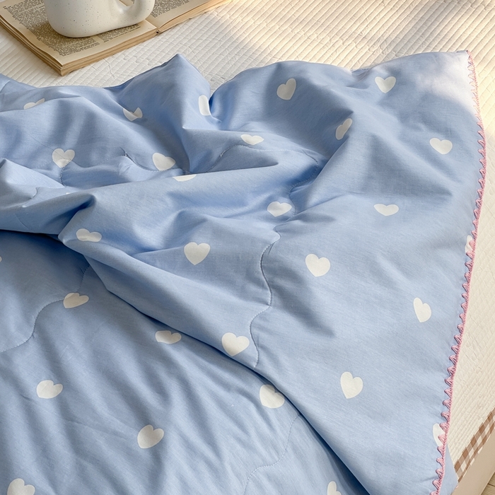 91家纺网 家纺一手货源 找家纺 洋铭区 2024新款贝壳边全棉印花夏被 蓝色小心心