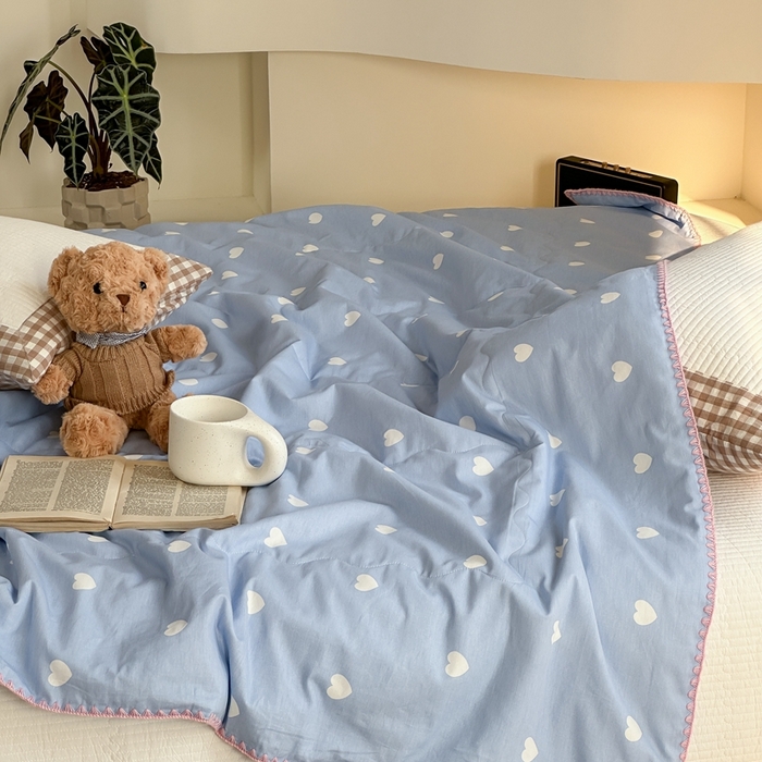 91家纺网 家纺一手货源 找家纺 洋铭区 2024新款贝壳边全棉印花夏被 蓝色小心心