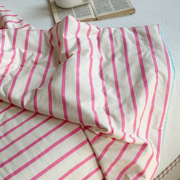 91家纺网 家纺一手货源 找家纺 洋铭区 2024新款贝壳边全棉印花夏被 玫红小条