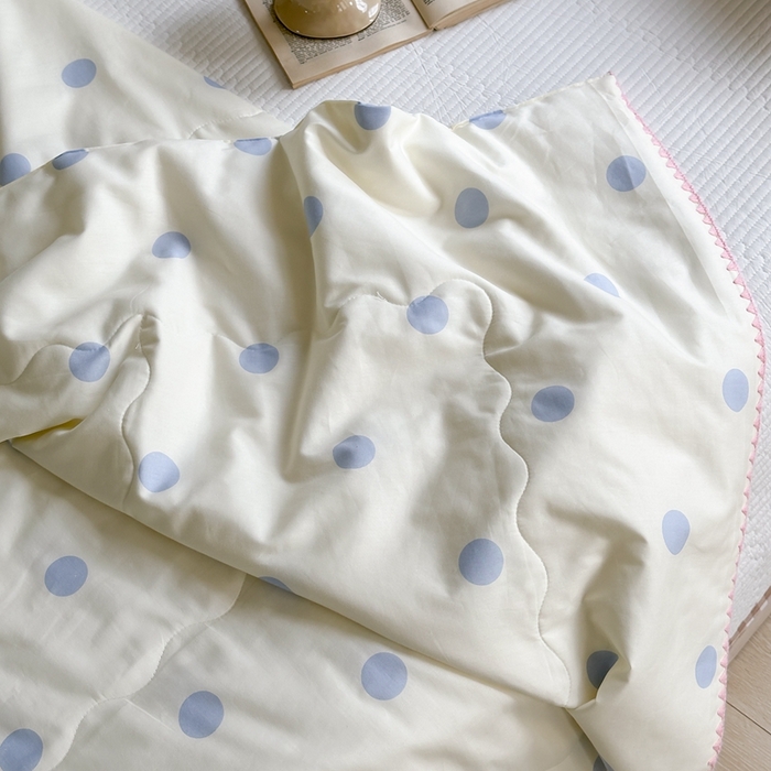 91家纺网 家纺一手货源 找家纺 洋铭区 2024新款贝壳边全棉印花夏被 蓝小圆