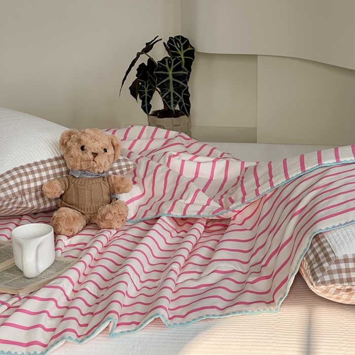 91家纺网 家纺一手货源 找家纺 洋铭区 2024新款贝壳边全棉印花夏被 玫红小条