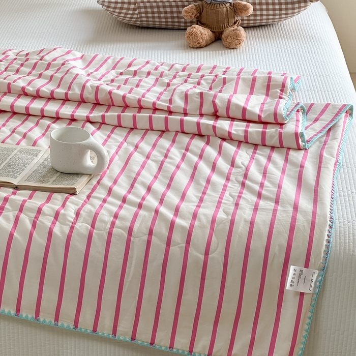 91家纺网 家纺一手货源 找家纺 洋铭区 2024新款贝壳边全棉印花夏被 玫红小条