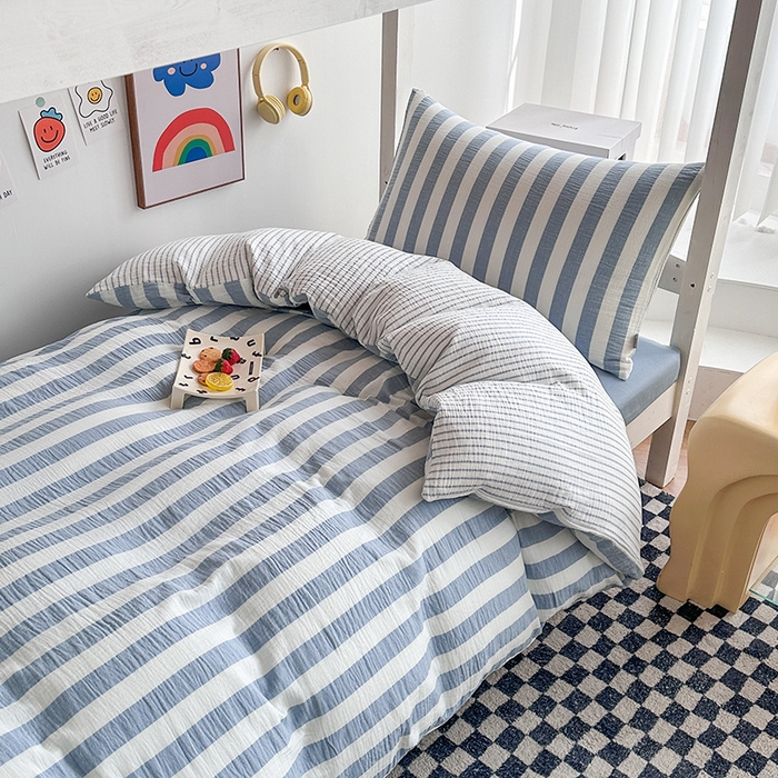 91家纺网 家纺一手货源 找家纺 玛奇朵 2024新款A类母婴级全棉双层皱皱纱学生宿舍三件套床品套件 韩系条纹-蓝灰
