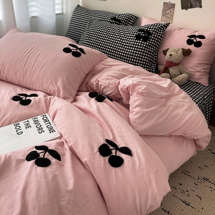 91家纺网 家纺一手货源 找家纺 （总）尤米 2024新款可爱樱桃系列水洗棉毛巾绣单被套