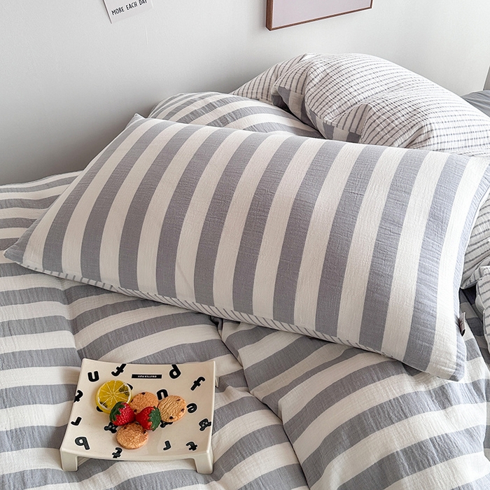 91家纺网 家纺一手货源 找家纺 玛奇朵 2024新款A类母婴级全棉双层皱皱纱学生宿舍三件套床品套件 韩系条纹-月灰