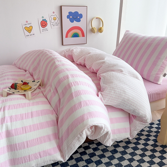 91家纺网 家纺一手货源 找家纺 玛奇朵 2024新款A类母婴级全棉双层皱皱纱学生宿舍三件套床品套件 韩系条纹-桃粉