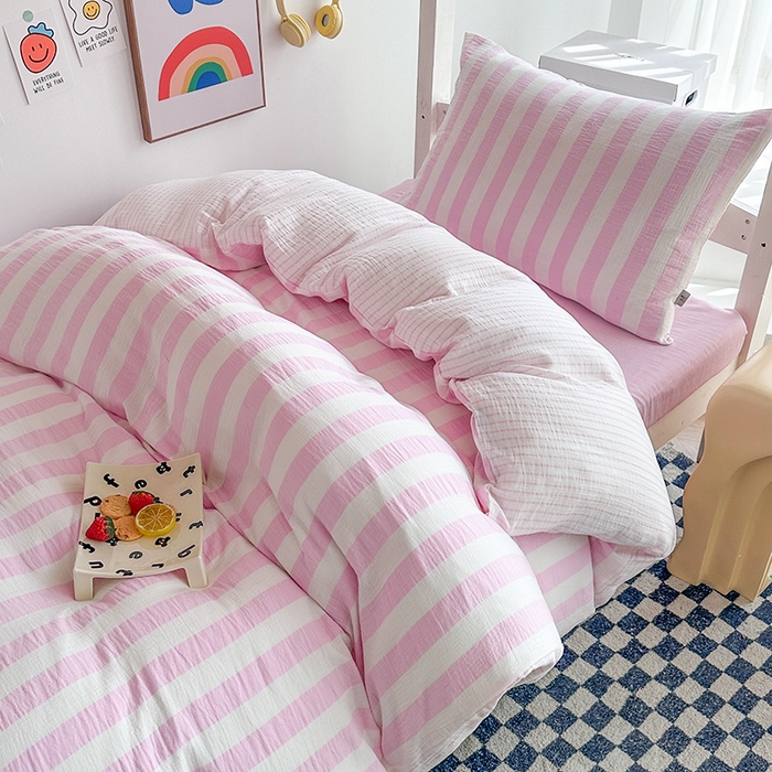 91家纺网 家纺一手货源 找家纺 玛奇朵 2024新款A类母婴级全棉双层皱皱纱学生宿舍三件套床品套件 韩系条纹-桃粉