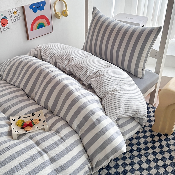 91家纺网 家纺一手货源 找家纺 玛奇朵 2024新款A类母婴级全棉双层皱皱纱学生宿舍三件套床品套件 韩系条纹-月灰