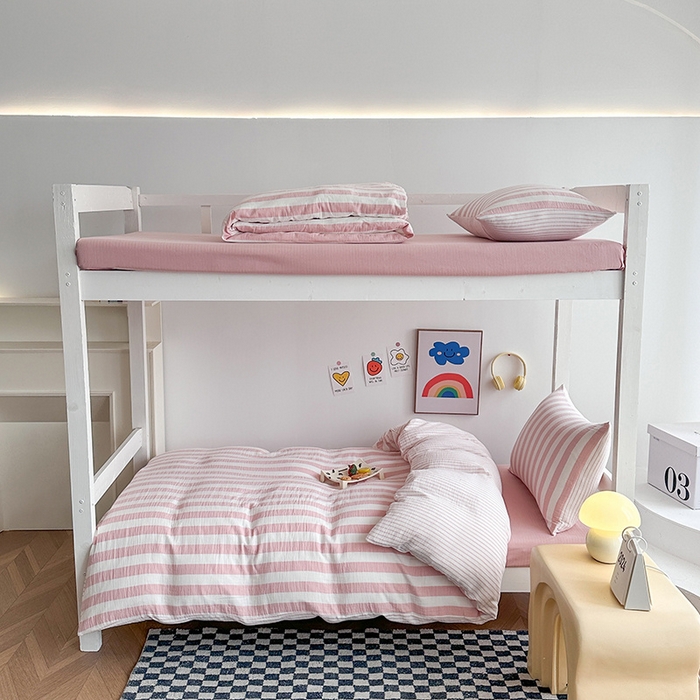 91家纺网 家纺一手货源 找家纺 玛奇朵 2024新款A类母婴级全棉双层皱皱纱学生宿舍三件套床品套件 韩系条纹-雅粉