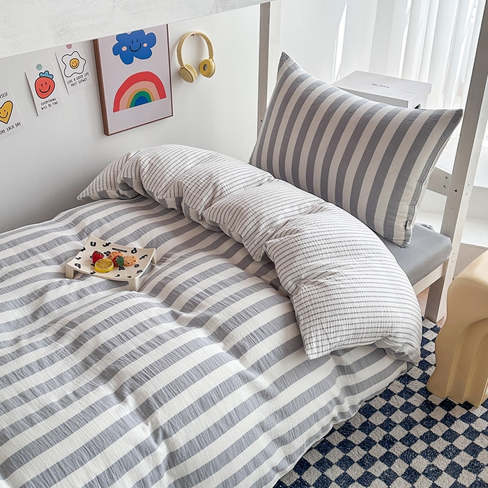 91家纺网 家纺一手货源 找家纺 玛奇朵 2024新款A类母婴级全棉双层皱皱纱学生宿舍三件套床品套件 韩系条纹-月灰