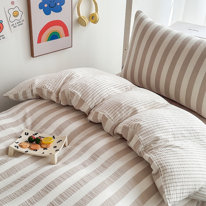 91家纺网 家纺一手货源 找家纺 玛奇朵 2024新款A类母婴级全棉双层皱皱纱学生宿舍三件套床品套件 韩系条纹-奶咖