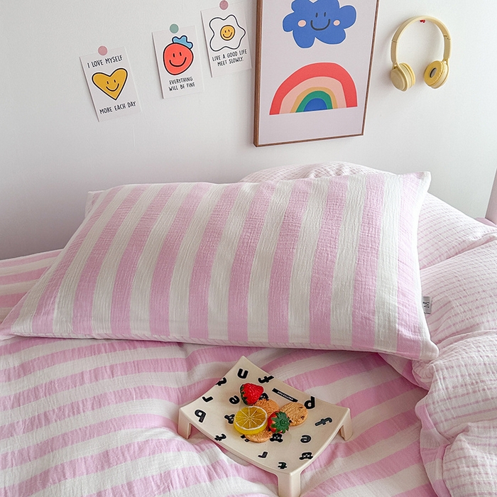 91家纺网 家纺一手货源 找家纺 玛奇朵 2024新款A类母婴级全棉双层皱皱纱学生宿舍三件套床品套件 韩系条纹-桃粉