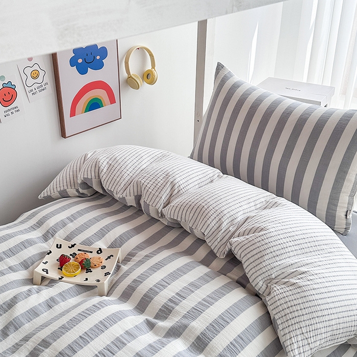 91家纺网 家纺一手货源 找家纺 玛奇朵 2024新款A类母婴级全棉双层皱皱纱学生宿舍三件套床品套件 韩系条纹-月灰