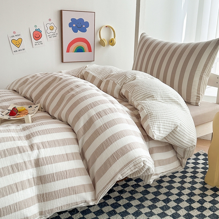 91家纺网 家纺一手货源 找家纺 玛奇朵 2024新款A类母婴级全棉双层皱皱纱学生宿舍三件套床品套件 韩系条纹-奶咖