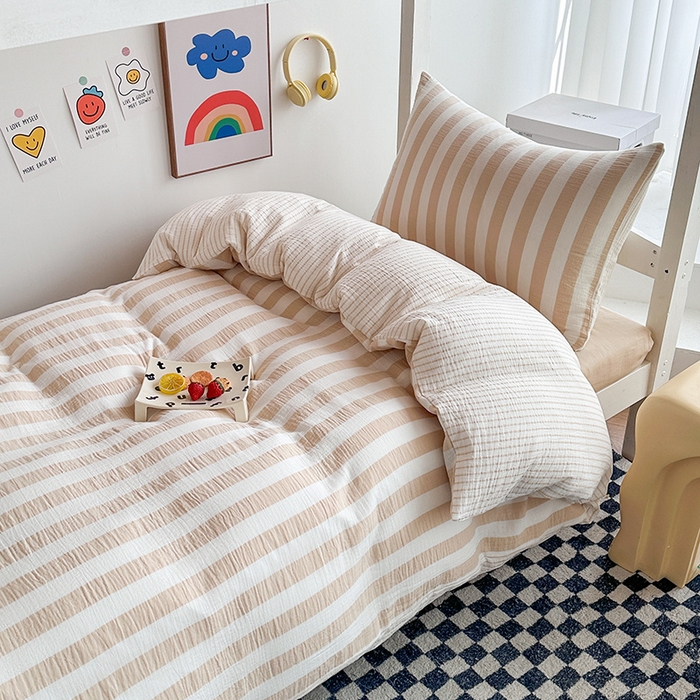 91家纺网 家纺一手货源 找家纺 玛奇朵 2024新款A类母婴级全棉双层皱皱纱学生宿舍三件套床品套件 韩系条纹-卡其
