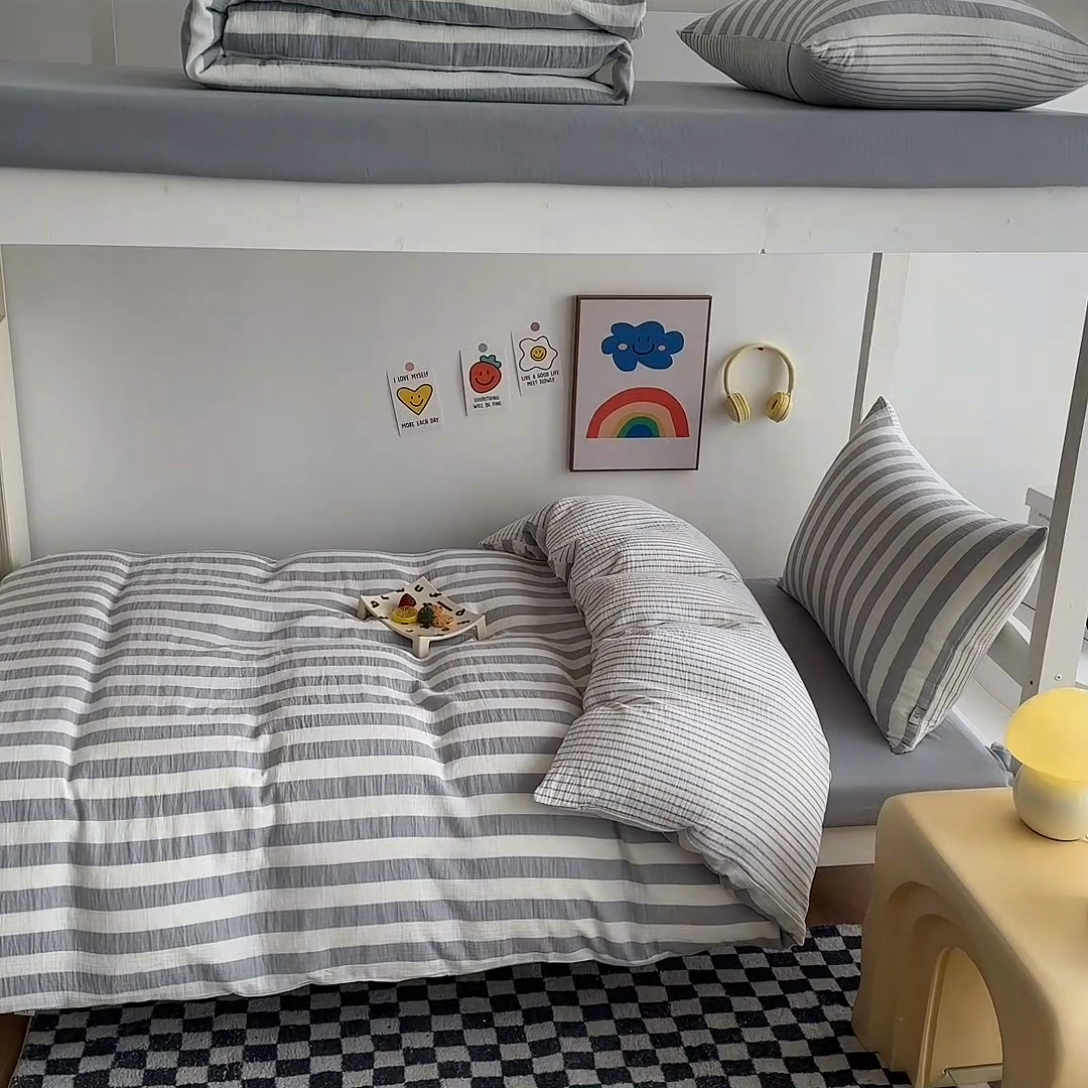 91家纺网 家纺一手货源 找家纺 玛奇朵 2024新款A类母婴级全棉双层皱皱纱学生宿舍三件套床品套件 韩系条纹-月灰