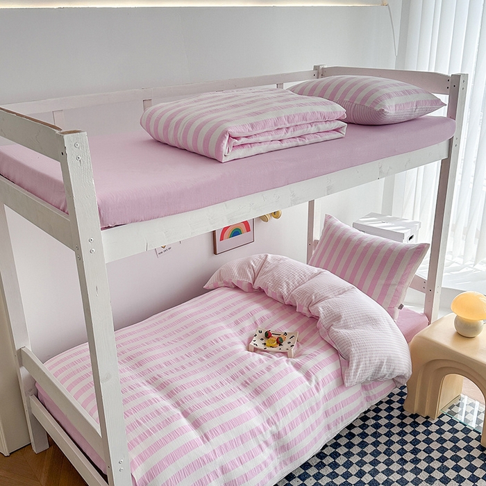 91家纺网 家纺一手货源 找家纺 玛奇朵 2024新款A类母婴级全棉双层皱皱纱学生宿舍三件套床品套件 韩系条纹-桃粉