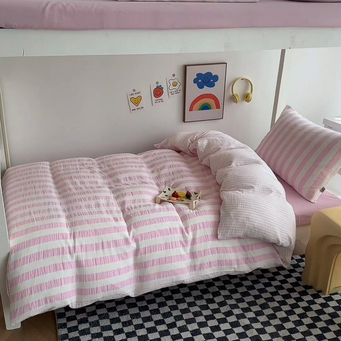 91家纺网 家纺一手货源 找家纺 玛奇朵 2024新款A类母婴级全棉双层皱皱纱学生宿舍三件套床品套件 韩系条纹-桃粉