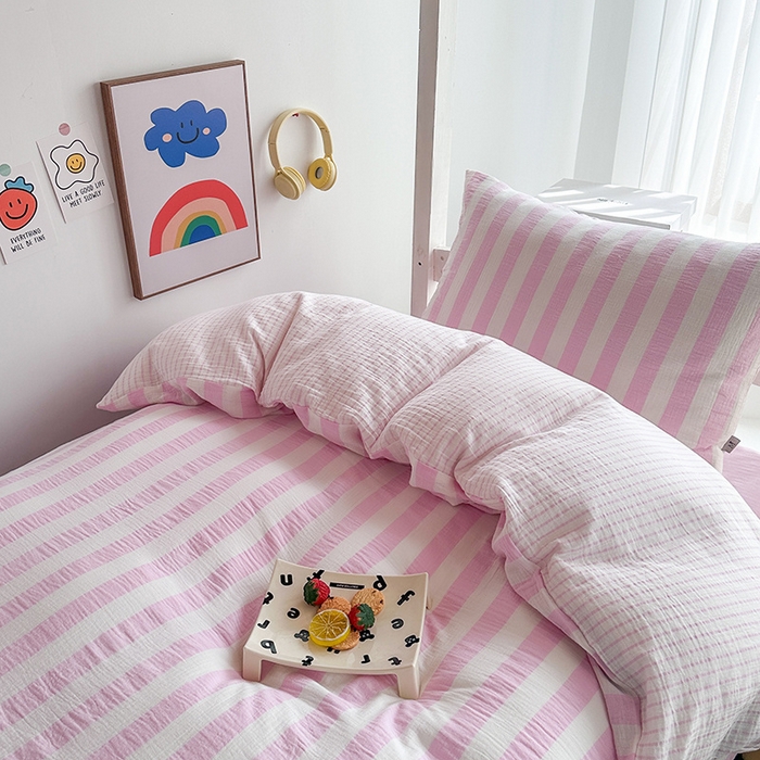 91家纺网 家纺一手货源 找家纺 玛奇朵 2024新款A类母婴级全棉双层皱皱纱学生宿舍三件套床品套件 韩系条纹-桃粉