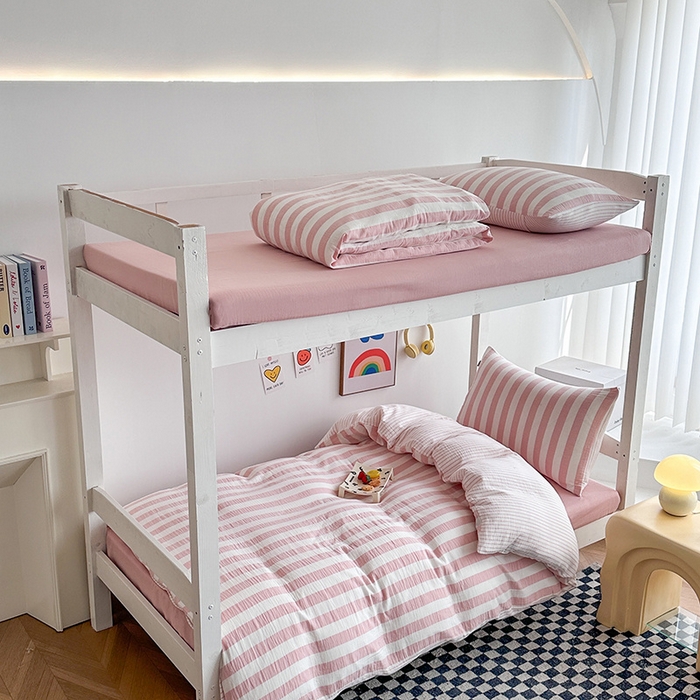 91家纺网 家纺一手货源 找家纺 玛奇朵 2024新款A类母婴级全棉双层皱皱纱学生宿舍三件套床品套件 韩系条纹-雅粉