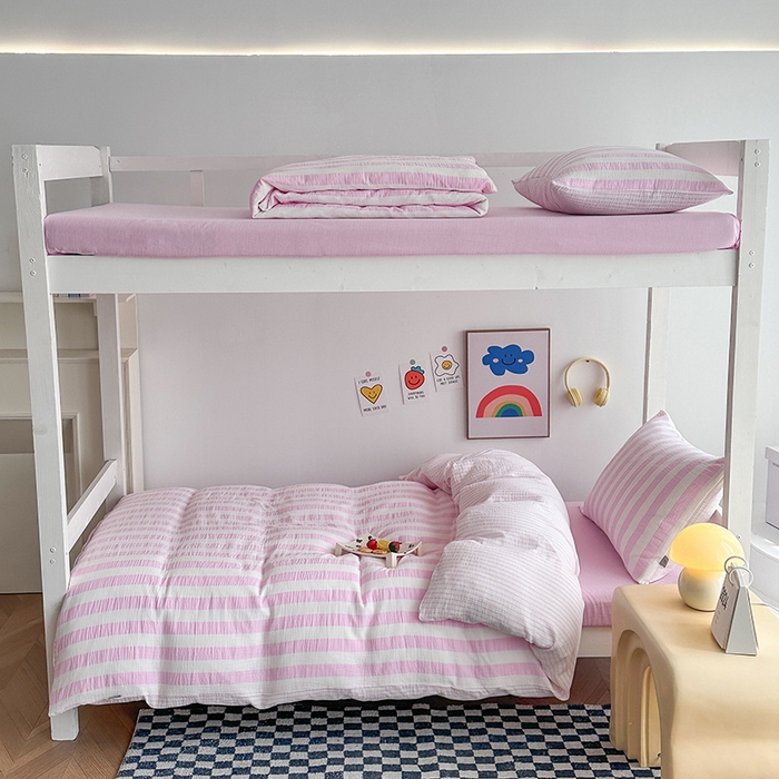 91家纺网 家纺一手货源 找家纺 玛奇朵 2024新款A类母婴级全棉双层皱皱纱学生宿舍三件套床品套件 韩系条纹-桃粉