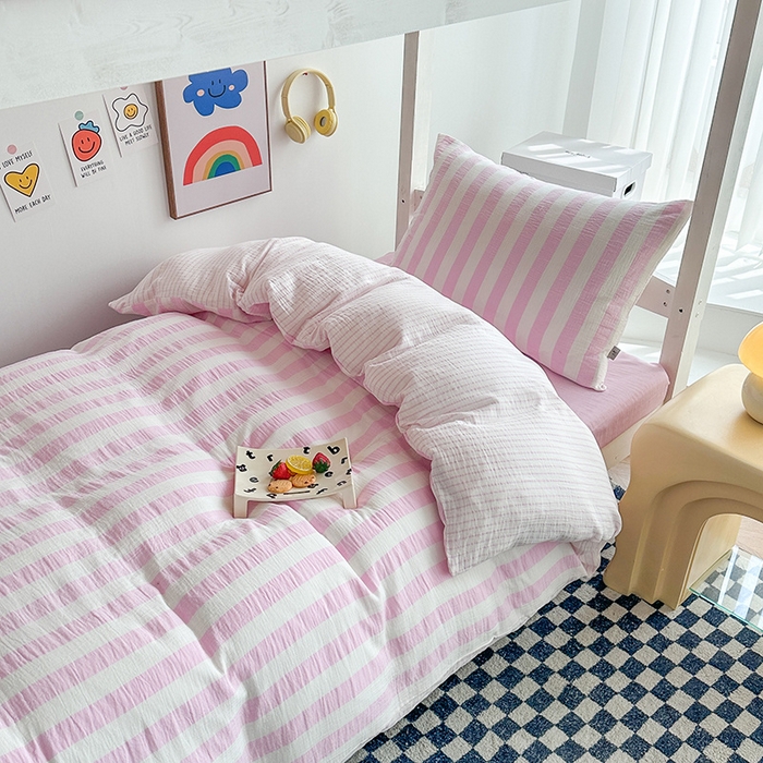 91家纺网 家纺一手货源 找家纺 玛奇朵 2024新款A类母婴级全棉双层皱皱纱学生宿舍三件套床品套件 韩系条纹-桃粉