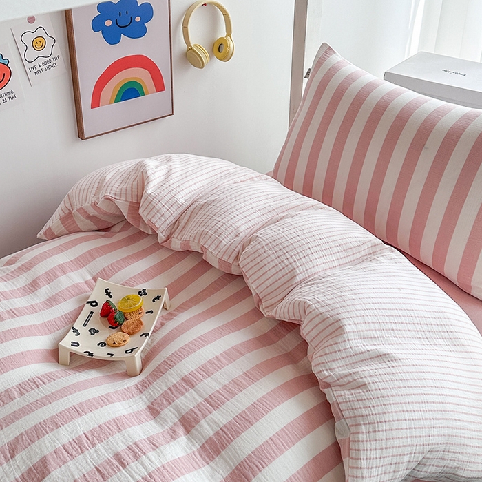 91家纺网 家纺一手货源 找家纺 玛奇朵 2024新款A类母婴级全棉双层皱皱纱学生宿舍三件套床品套件 韩系条纹-雅粉