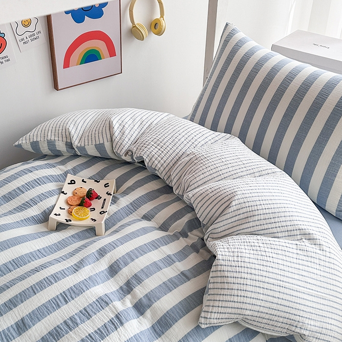91家纺网 家纺一手货源 找家纺 玛奇朵 2024新款A类母婴级全棉双层皱皱纱学生宿舍三件套床品套件 韩系条纹-蓝灰