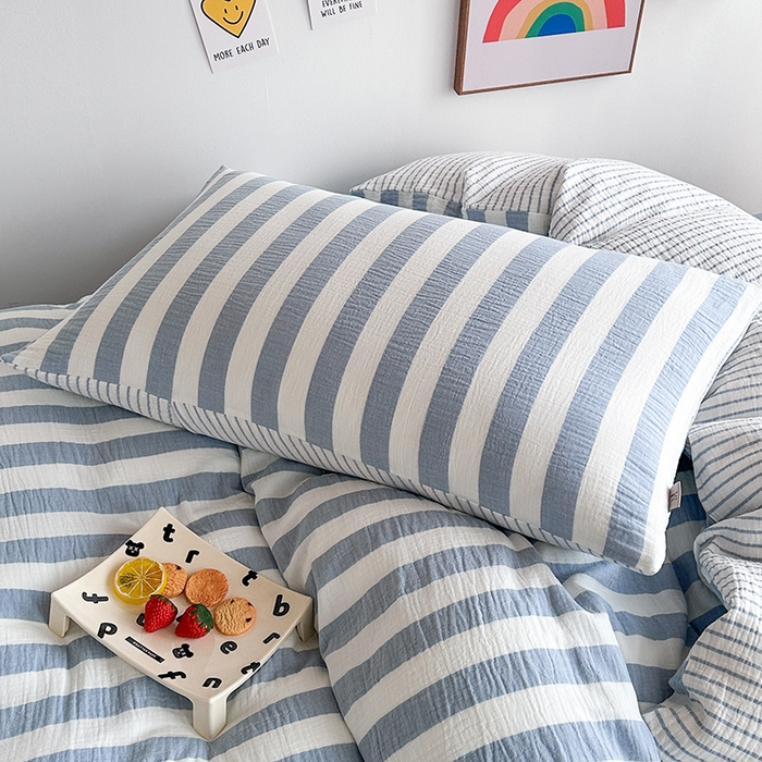 91家纺网 家纺一手货源 找家纺 玛奇朵 2024新款A类母婴级全棉双层皱皱纱学生宿舍三件套床品套件 韩系条纹-蓝灰