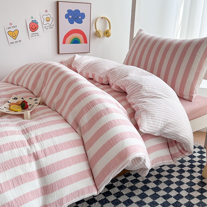 91家纺网 家纺一手货源 找家纺 玛奇朵 2024新款A类母婴级全棉双层皱皱纱学生宿舍三件套床品套件 韩系条纹-雅粉