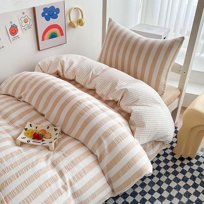 91家纺网 家纺一手货源 找家纺 玛奇朵 2024新款A类母婴级全棉双层皱皱纱学生宿舍三件套床品套件 韩系条纹-卡其