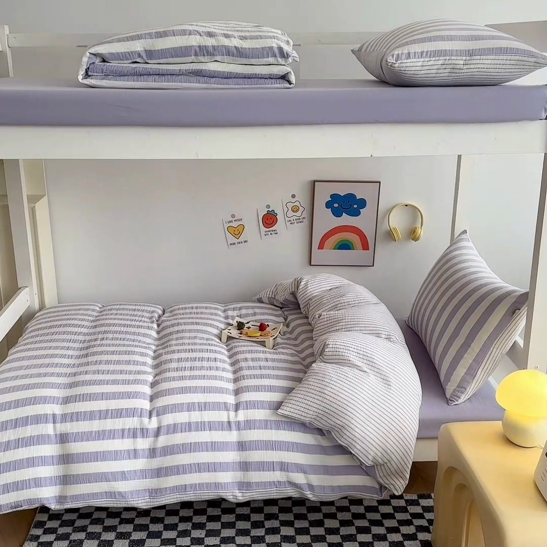 91家纺网 家纺一手货源 找家纺 玛奇朵 2024新款A类母婴级全棉双层皱皱纱学生宿舍三件套床品套件 韩系条纹-莫奈紫